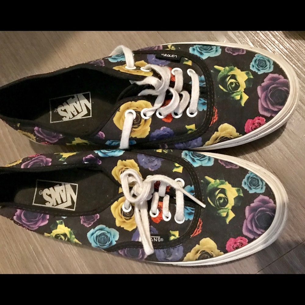 Rare Off the Wall Vans with Roses🌹